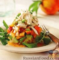Фото к рецепту: Персиковый салат с авокадо и крабовым мясом
