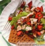 Фото к рецепту: Куриный салат с клубникой