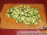 Фото приготовления рецепта: Салат из свежей капусты с огурцами - шаг №5