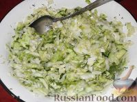 Фото приготовления рецепта: Салат из свежей капусты с огурцами - шаг №9