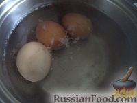 Фото приготовления рецепта: Начинка для пирожков с зеленым луком и яйцом - шаг №2