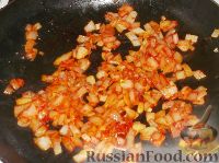 Фото приготовления рецепта: Кальмары, фаршированные рисом, луком и яйцом - шаг №6