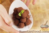 Фото приготовления рецепта: Трюфели из черного шоколада с ликером - шаг №8