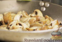 Фото приготовления рецепта: Теплый грибной салат - шаг №6