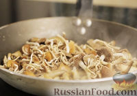 Фото приготовления рецепта: Теплый грибной салат - шаг №7