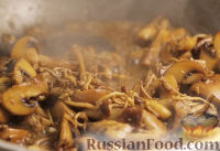 Фото приготовления рецепта: Теплый грибной салат - шаг №8