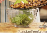 Фото приготовления рецепта: Теплый грибной салат - шаг №10