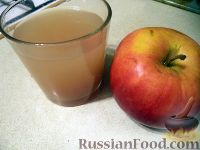 Фото приготовления рецепта: Клубничное варенье с яблочным соком - шаг №4