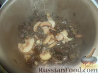 Фото приготовления рецепта: Гуляш из говяжьего сердца с грибами (в мультиварке) - шаг №7