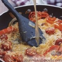 Фото приготовления рецепта: Быстрая паэлья с креветками и болгарским перцем - шаг №3