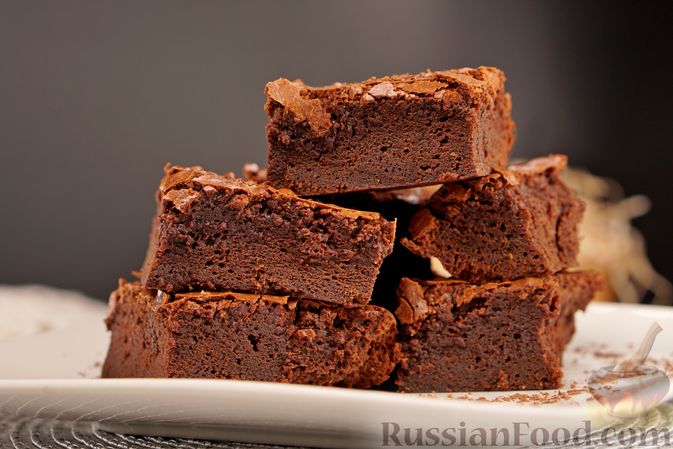 Шоколадный брауни с творогом и вишней и ванилью рецепт с фото