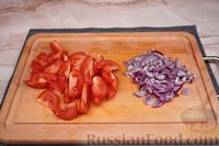 Фото приготовления рецепта: Салат из огурцов, помидоров, моркови и редиса - шаг №2