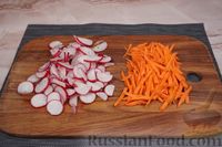 Фото приготовления рецепта: Салат из огурцов, помидоров, моркови и редиса - шаг №4
