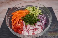 Фото приготовления рецепта: Салат из огурцов, помидоров, моркови и редиса - шаг №7