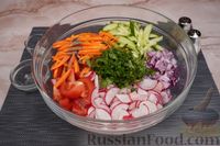 Фото приготовления рецепта: Салат из огурцов, помидоров, моркови и редиса - шаг №8