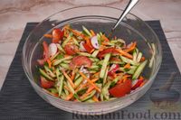 Фото приготовления рецепта: Салат из огурцов, помидоров, моркови и редиса - шаг №9