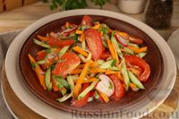 Фото приготовления рецепта: Салат из огурцов, помидоров, моркови и редиса - шаг №11