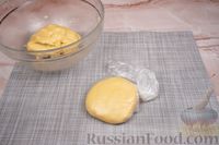 Фото приготовления рецепта: Пирог с ревенем и безе, из рубленого теста - шаг №9