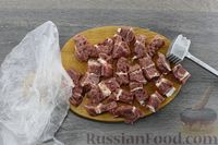 Фото приготовления рецепта: Говядина, тушенная с черносливом и грецкими орехами - шаг №6