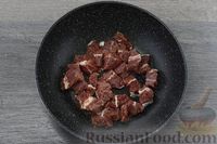 Фото приготовления рецепта: Говядина, тушенная с черносливом и грецкими орехами - шаг №7