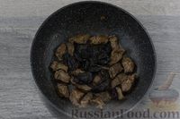 Фото приготовления рецепта: Говядина, тушенная с черносливом и грецкими орехами - шаг №11