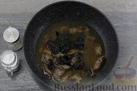 Фото приготовления рецепта: Говядина, тушенная с черносливом и грецкими орехами - шаг №12