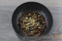 Фото приготовления рецепта: Говядина, тушенная с черносливом и грецкими орехами - шаг №14