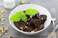 Фото приготовления рецепта: Говядина, тушенная с черносливом и грецкими орехами - шаг №16