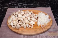 Фото приготовления рецепта: Картошка с грибами и сметаной, запечённая в рукаве - шаг №4
