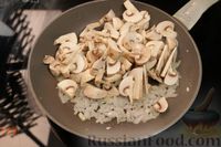 Фото приготовления рецепта: Картошка с грибами и сметаной, запечённая в рукаве - шаг №7