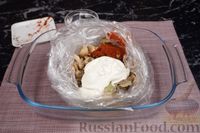 Фото приготовления рецепта: Картошка с грибами и сметаной, запечённая в рукаве - шаг №11