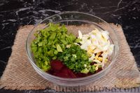 Фото приготовления рецепта: Салат из свёклы, щавеля и яиц - шаг №6