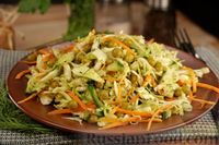 Фото к рецепту: Салат из молодой капусты, огурцов, моркови и горошка