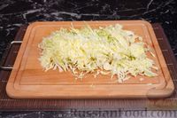 Фото приготовления рецепта: Салат из молодой капусты, огурцов, моркови и горошка - шаг №2