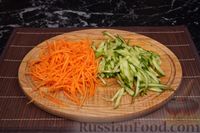 Фото приготовления рецепта: Салат из молодой капусты, огурцов, моркови и горошка - шаг №3