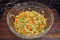 Фото приготовления рецепта: Салат из молодой капусты, огурцов, моркови и горошка - шаг №9