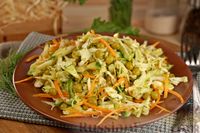 Фото приготовления рецепта: Салат из молодой капусты, огурцов, моркови и горошка - шаг №10