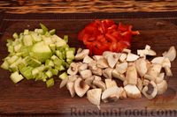Фото приготовления рецепта: Овощное рагу с рисом, кабачками и грибами - шаг №4