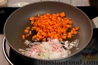 Фото приготовления рецепта: Овощное рагу с рисом, кабачками и грибами - шаг №3