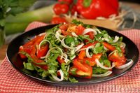 Фото к рецепту: Салат с помидорами, болгарским перцем и шпинатом