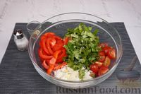 Фото приготовления рецепта: Салат с помидорами, болгарским перцем и шпинатом - шаг №6