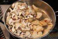 Фото приготовления рецепта: Фрикасе из курицы с грибами - шаг №7