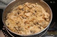 Фото приготовления рецепта: Фрикасе из курицы с грибами - шаг №11