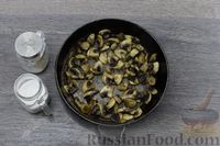 Фото приготовления рецепта: Овсяная каша с грибами, яйцом и моцареллой - шаг №3