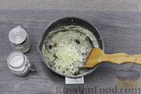 Фото приготовления рецепта: Овсяная каша с грибами, яйцом и моцареллой - шаг №10