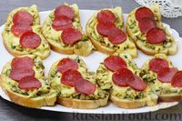Фото приготовления рецепта: Горячие бутерброды с грибами, салями и сыром - шаг №15