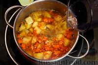 Фото приготовления рецепта: Овощной суп с кабачками, чечевицей и сливками - шаг №6
