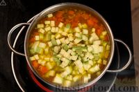 Фото приготовления рецепта: Овощной суп с кабачками, чечевицей и сливками - шаг №9