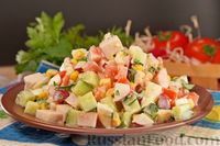 Фото приготовления рецепта: Слоёный салат со шпротами, картофелем, кукурузой и сыром - шаг №3