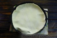 Фото приготовления рецепта: Слоёный тарт-перевёртыш с карамелизованным красным луком - шаг №11